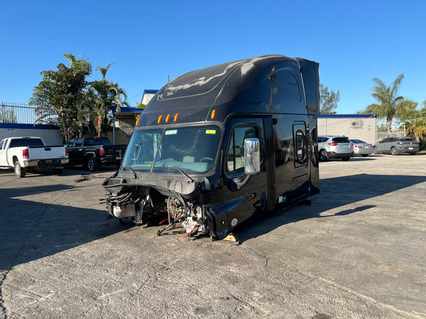 2013 Freightliner Cascadia 125 Conventional Sleeper Cab