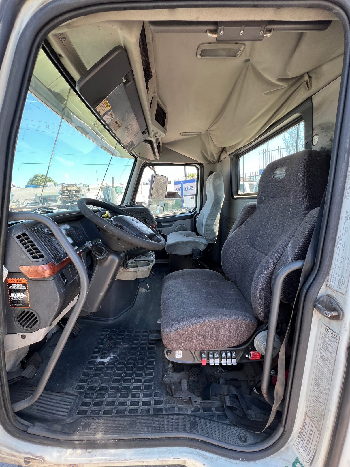 2006 VOLVO VNL NEW-GENERATION CAB SHELL For Sale