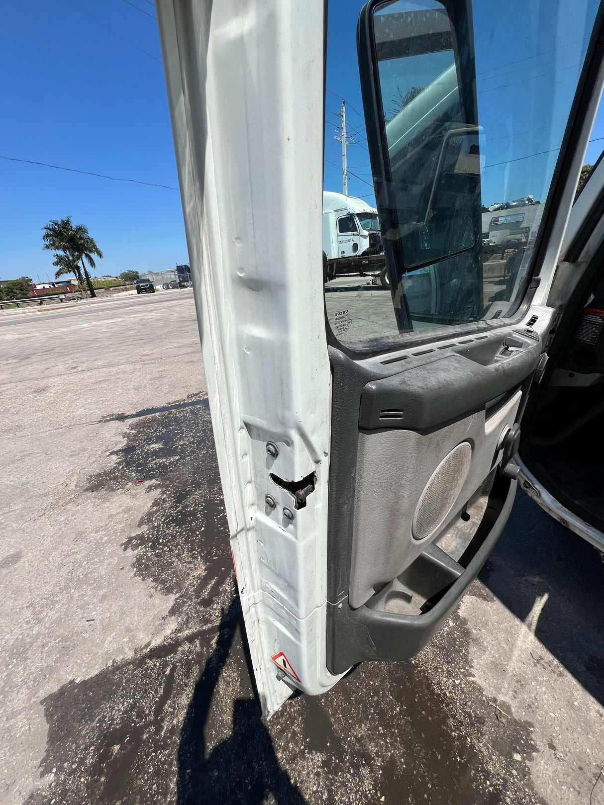 2006 VOLVO VNL NEW-GENERATION CAB SHELL For Sale
