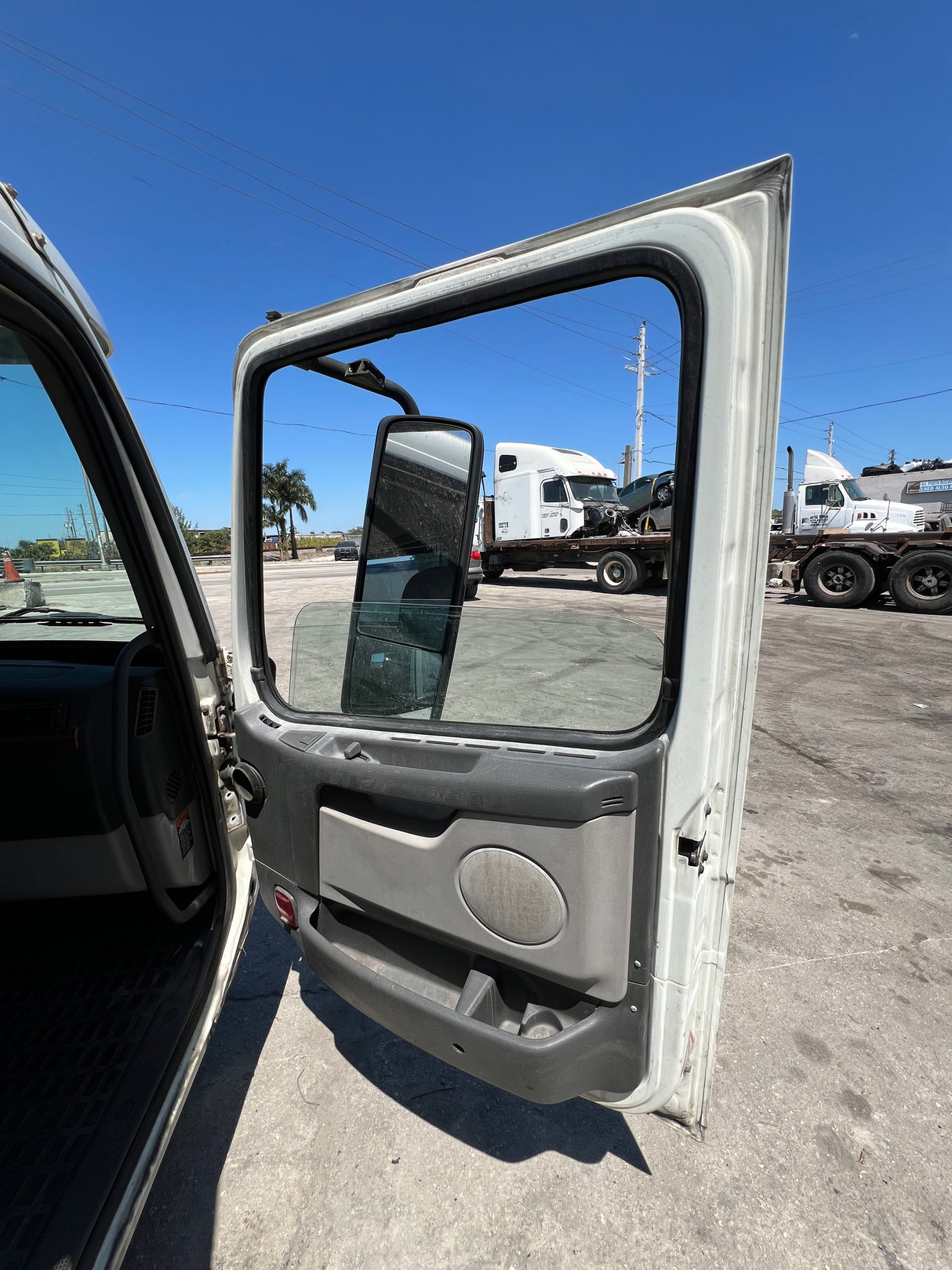 2006 VOLVO VNL NEW-GENERATION CAB SHELL For Sale