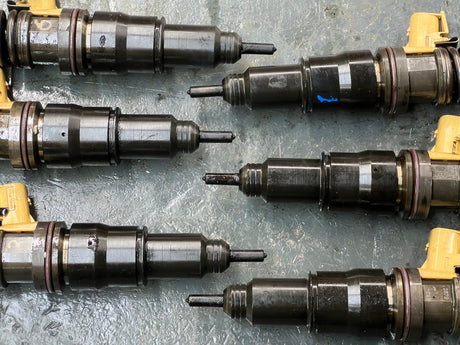 Mack MP7 Fuel Injectors 85013147 w/ Hold Down Clamp 21168711 For Sale