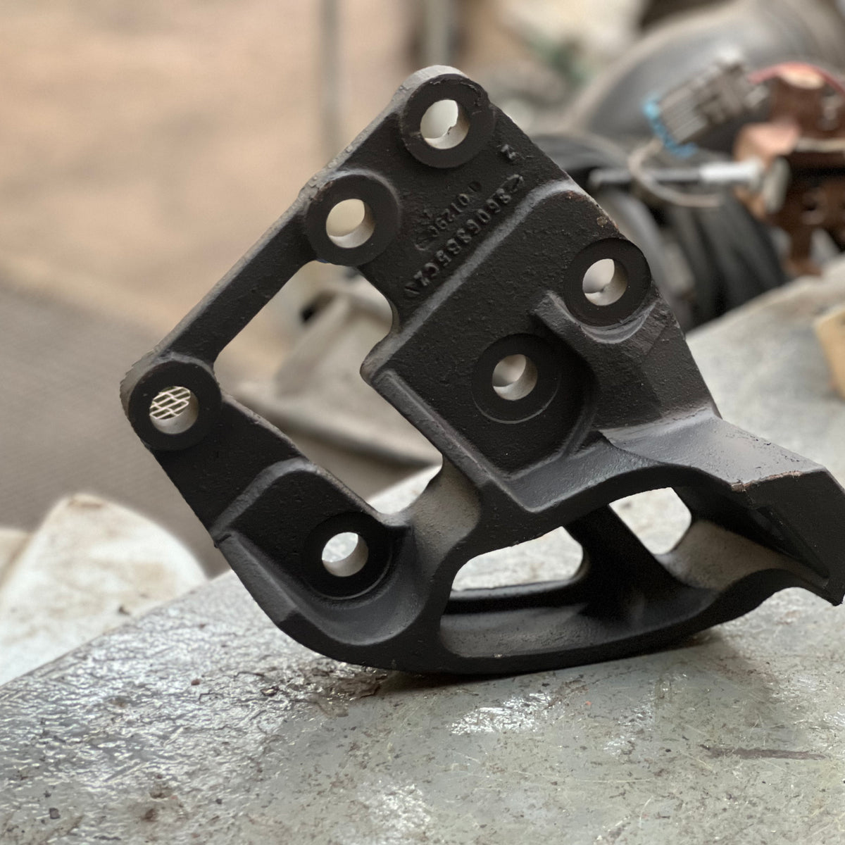 International / Navistar Rear Offset Passenger’s Side Engine Mount Sup ...