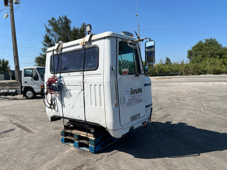 Volvo VNL Cab