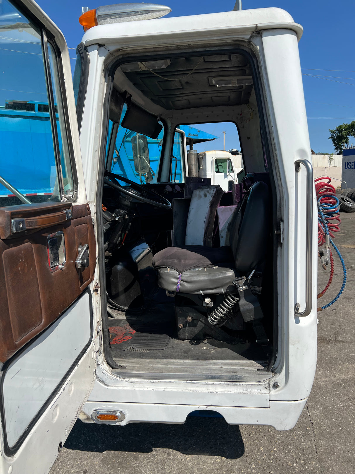 Volvo VNL Cab