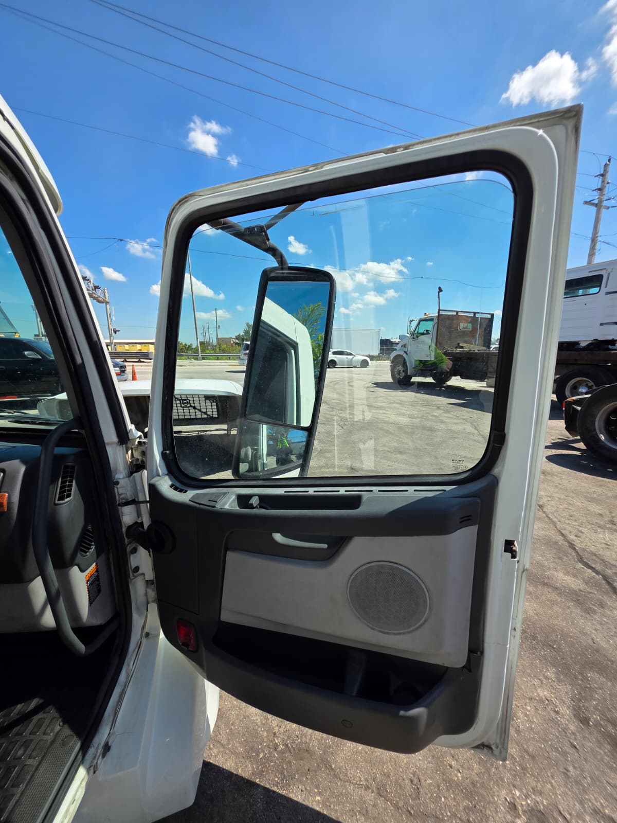2006 VOLVO VNL CONVENTIONAL NEW GENERATION CAB FOR SALE