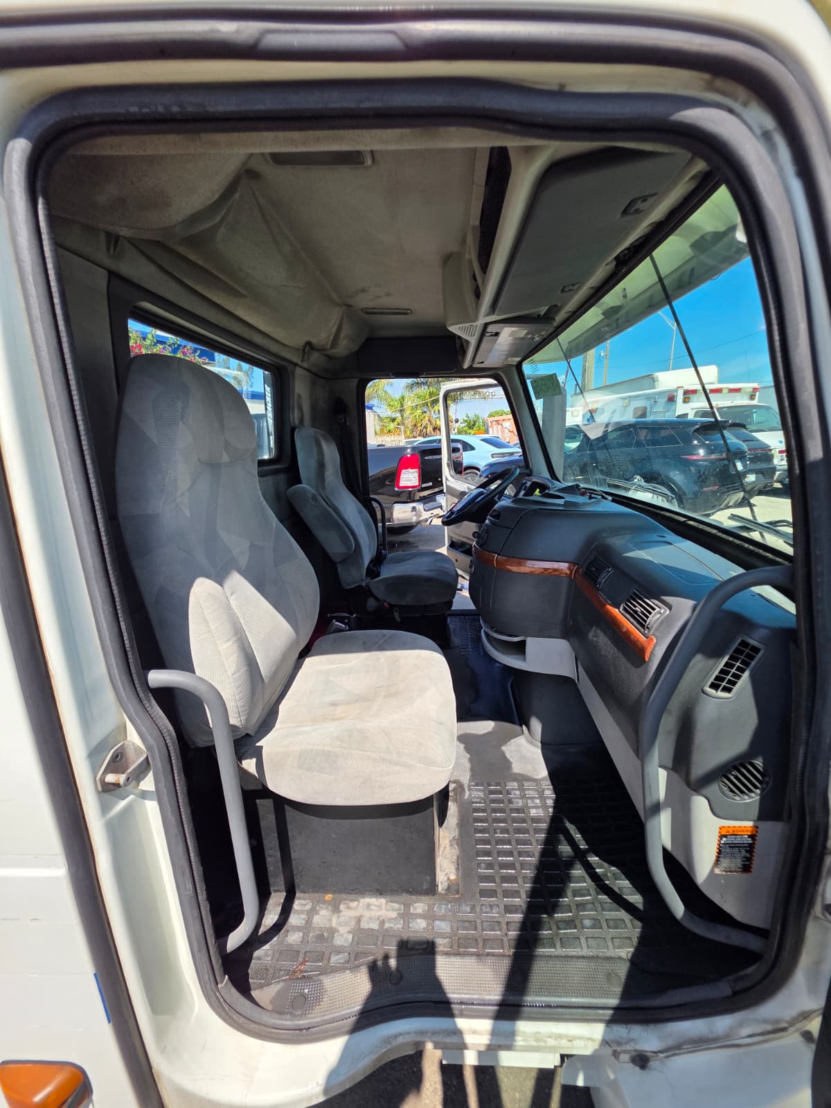 2006 VOLVO VNL CONVENTIONAL NEW GENERATION CAB FOR SALE