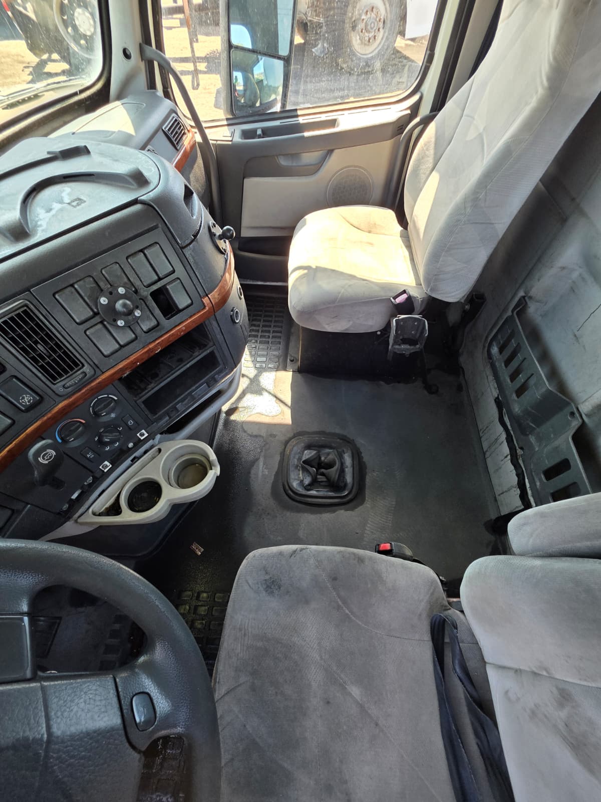 2006 VOLVO VNL CONVENTIONAL NEW GENERATION CAB FOR SALE
